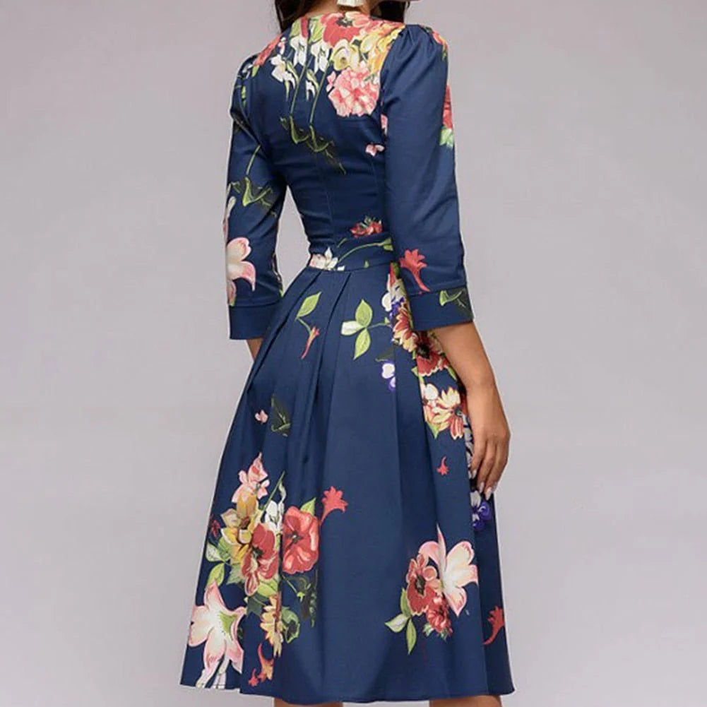 Kleid mit Dreiviertelärmeln, Taillennaht und Allover-Muster