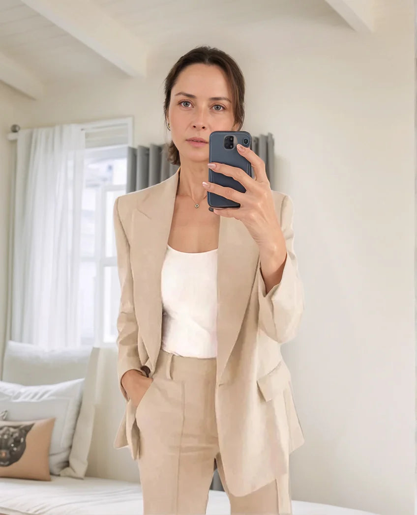 Zweiteiliger Damenanzug mit Blazer und Hose