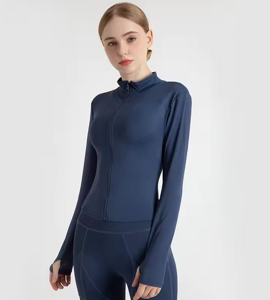 Enganliegende sportliche Jacke für Damen mit Reißverschluss und hohem Kragen