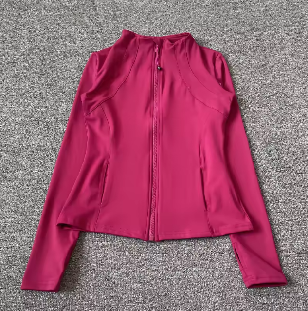 Sportliche Damenjacke mit Reißverschluss und sportlichem Schnitt