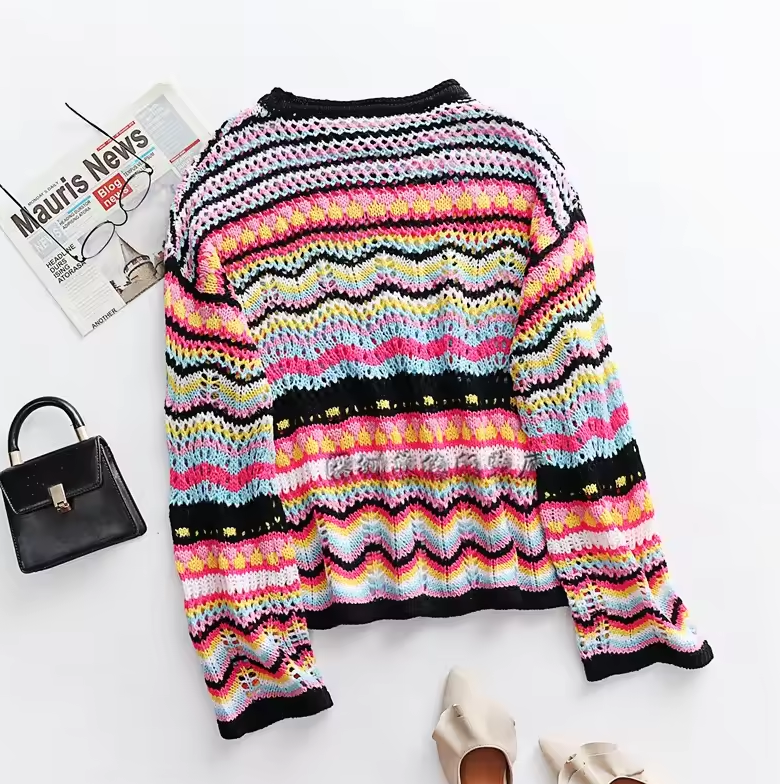 Gestrickter Pullover mit Rundhalsausschnitt und mehrfarbigem Muster