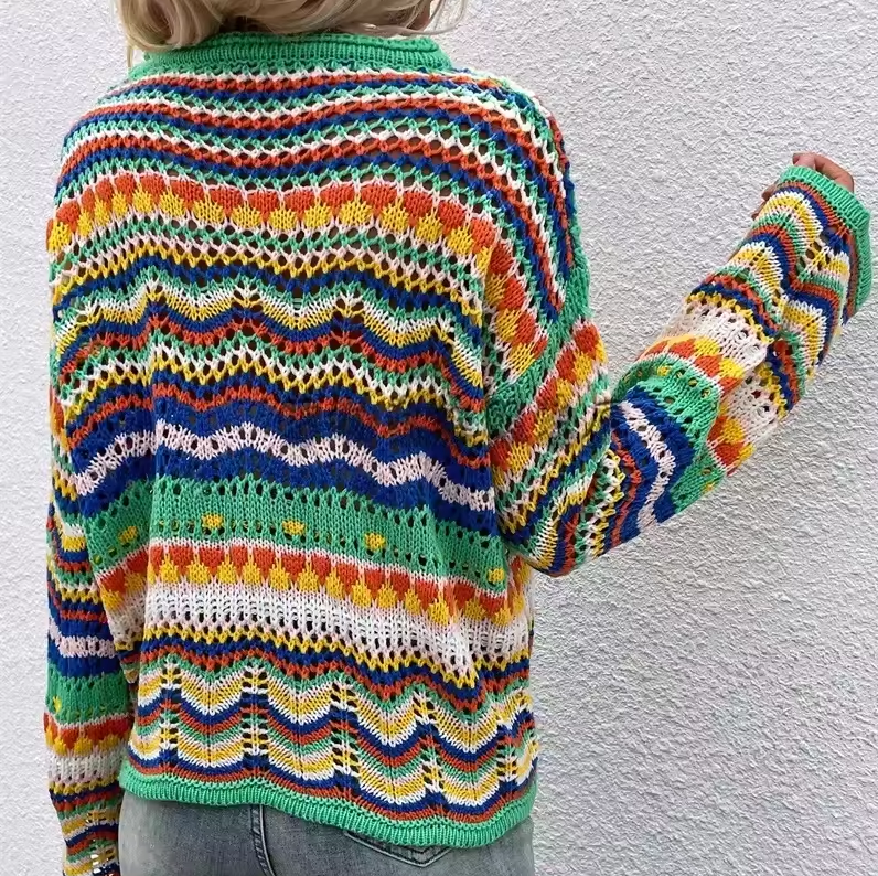 Gestrickter Pullover mit Rundhalsausschnitt und mehrfarbigem Muster
