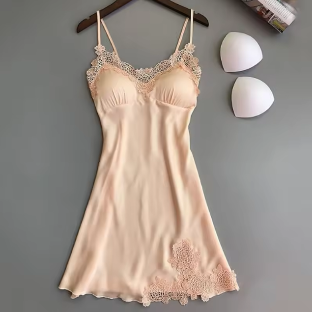 Bequemes Nachtkleid für Damen mit Spitzenverzierungen