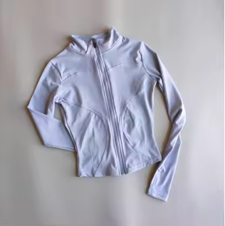 Sportliches Damen-Oberteil mit hohem Kragen und langen Ärmeln