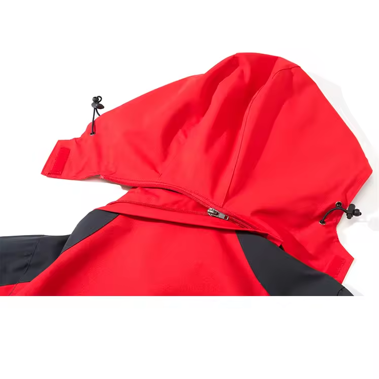 Outdoor-Jacke mit Kapuze und Reißverschlusstaschen
