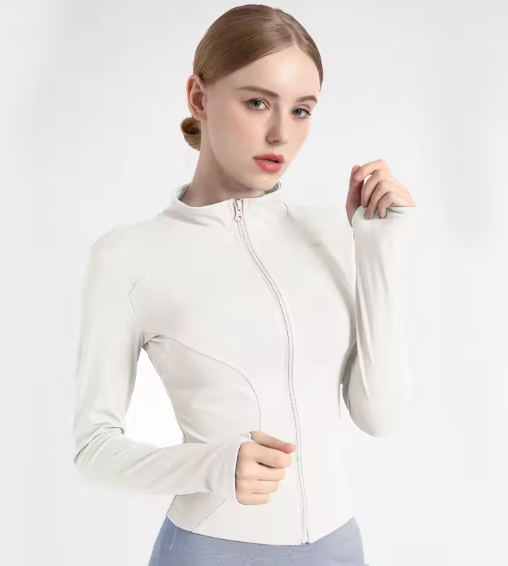 Enganliegende sportliche Jacke für Damen mit Reißverschluss und hohem Kragen