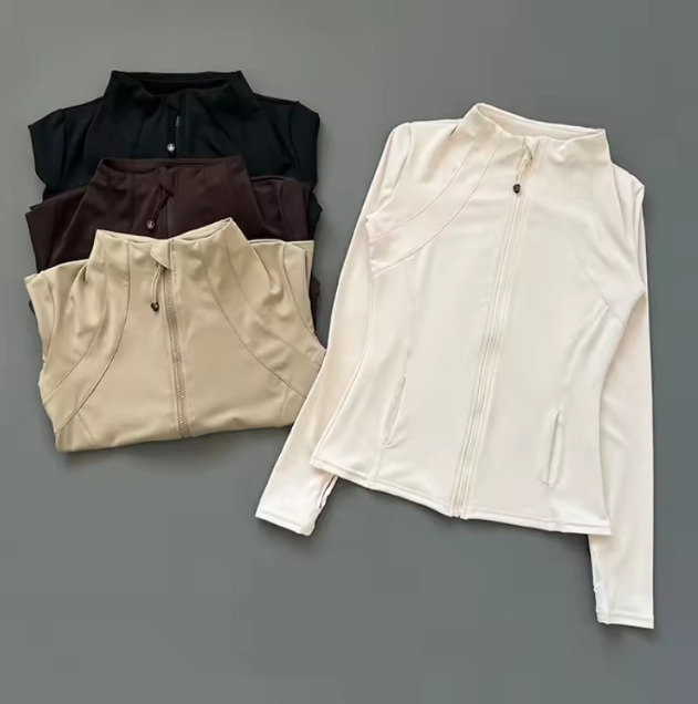 Sportliche Damenjacke mit Reißverschluss und sportlichem Schnitt