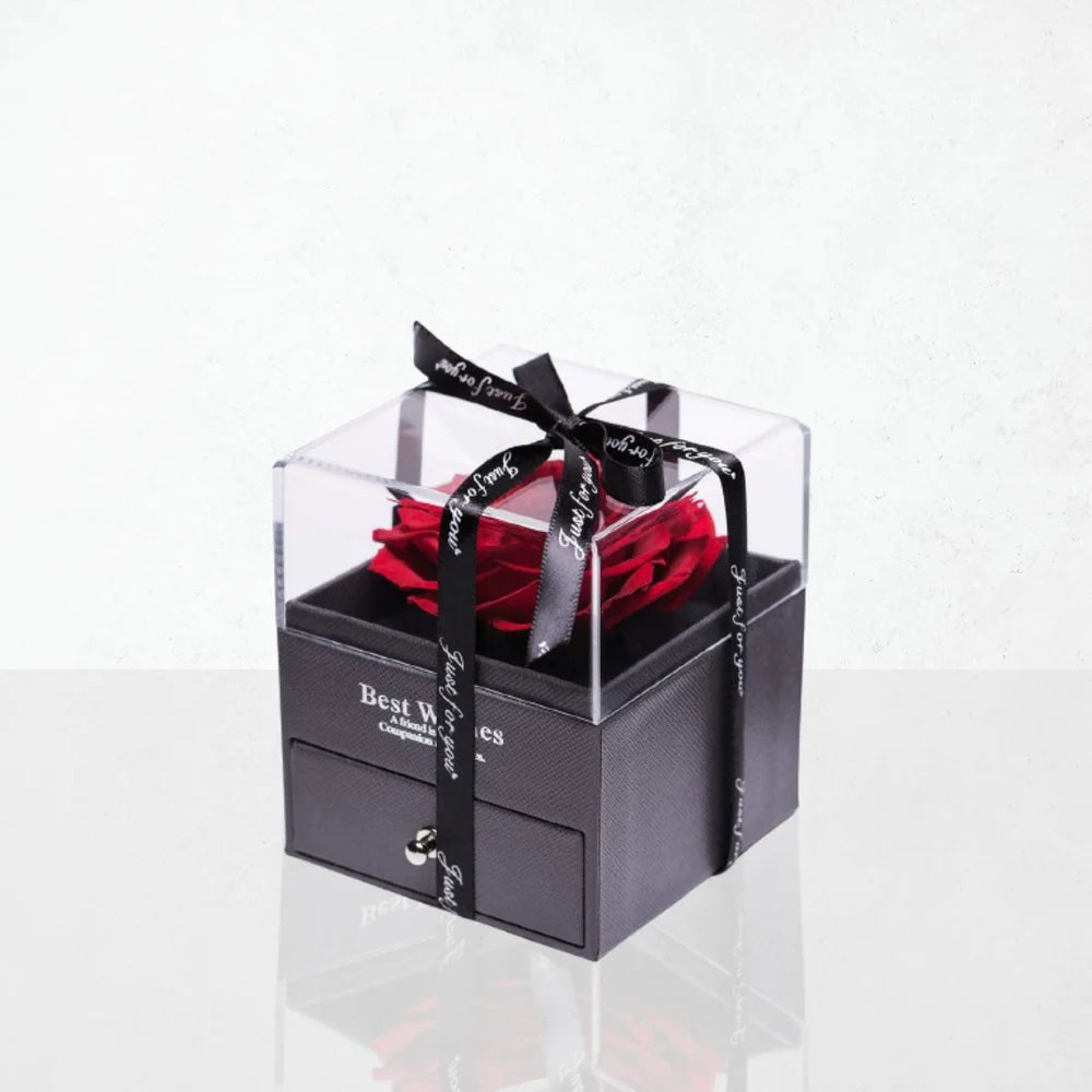 Halsketten-Set mit Herzanhänger und aufbewahrter Rose