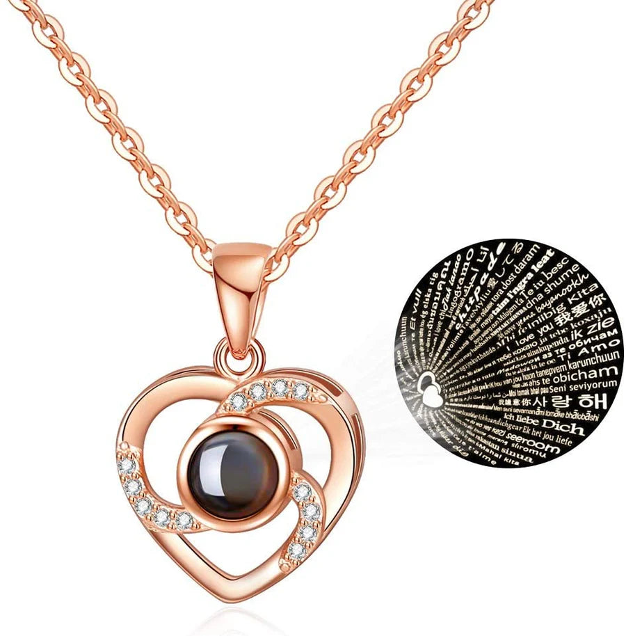 Halsketten-Set mit Herzanhänger und aufbewahrter Rose