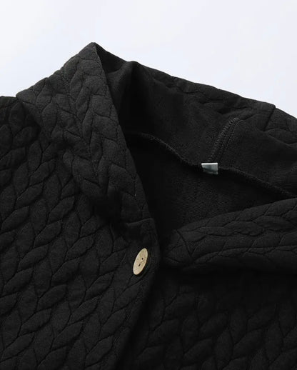Stilvoller Strickmantel für Damen mit Kapuze und Knopfleiste