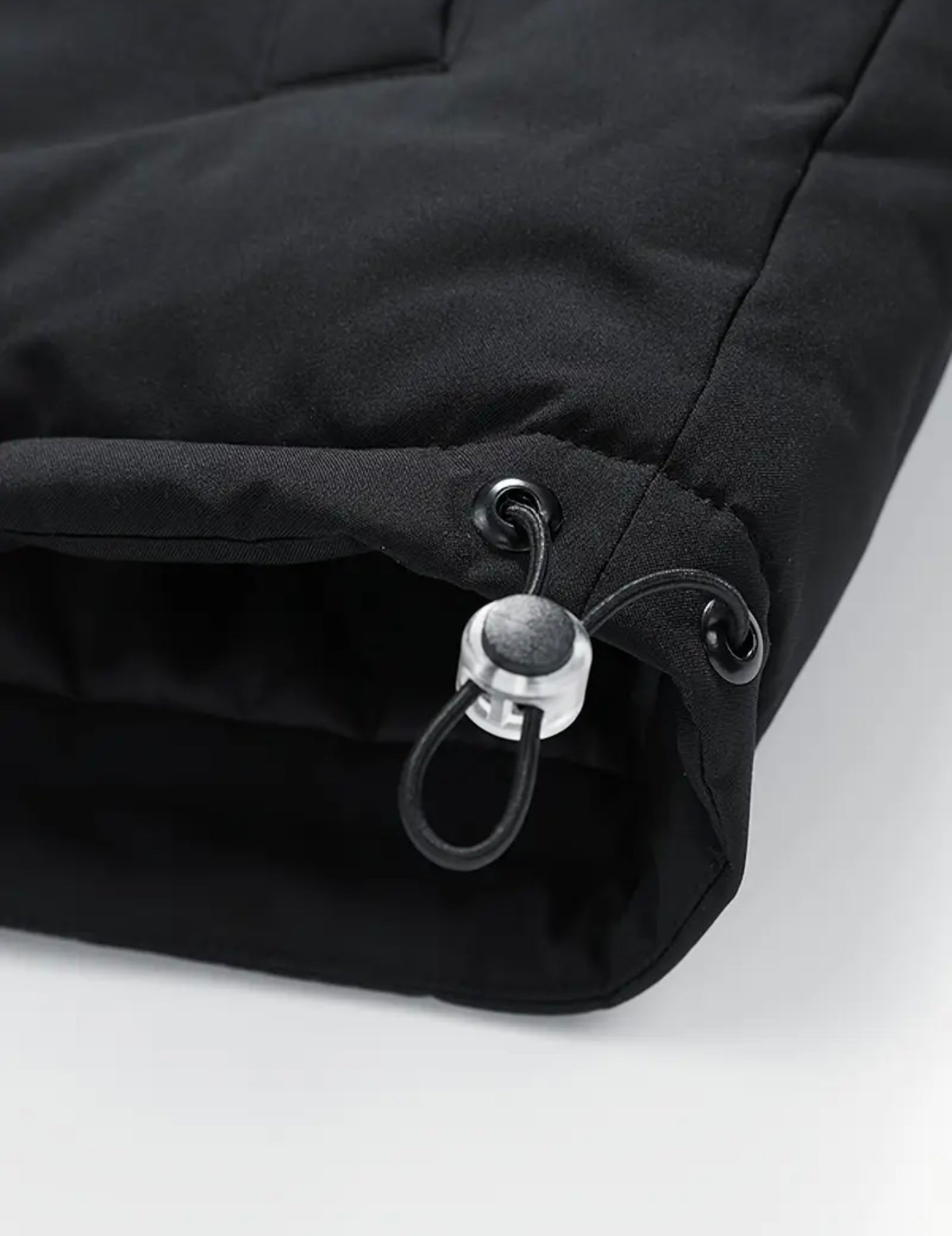 Stilvolle kurze Steppjacke für Damen mit Kapuze und Reißverschluss