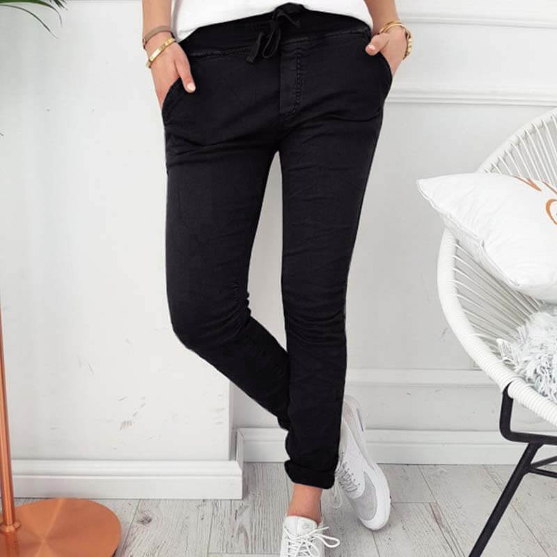 Schmal geschnittene Hose mit Kordelzug und Taschen