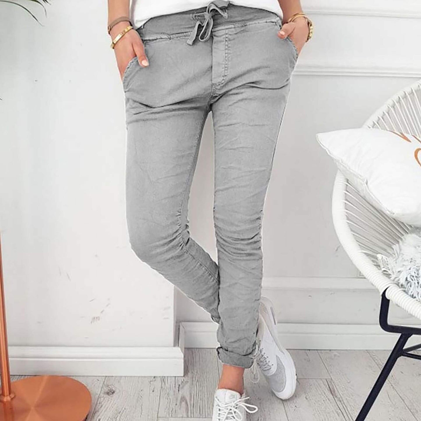 Schmal geschnittene Hose mit Kordelzug und Taschen