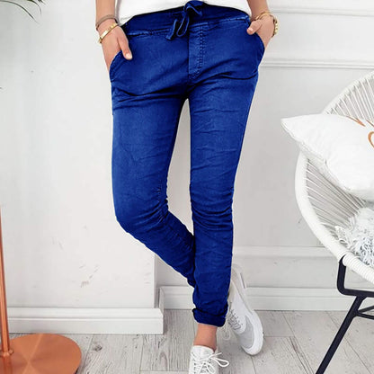 Schmal geschnittene Hose mit Kordelzug und Taschen