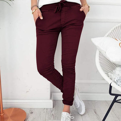 Schmal geschnittene Hose mit Kordelzug und Taschen