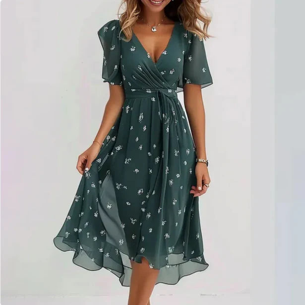 Mittellanges Kleid mit Wickeloptik, kurzen Ärmeln und Allover-Muster