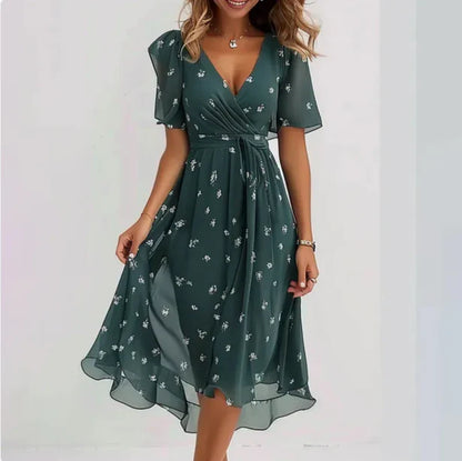 Mittellanges Kleid mit Wickeloptik, kurzen Ärmeln und Allover-Muster