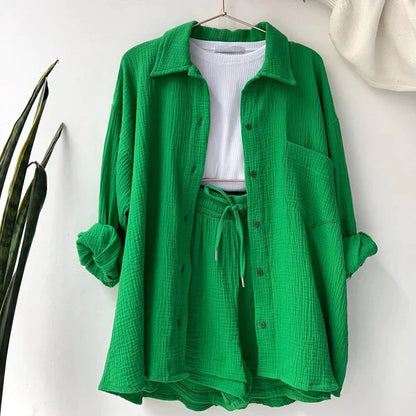 Zweiteiliges Set aus strukturierter Bluse mit Knopfleiste und Shorts