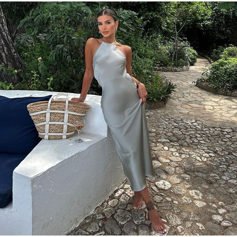 Lang geschnittenes Neckholder-Kleid mit Rückenausschnitt und glatter Oberfläche