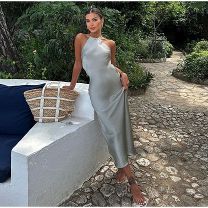 Lang geschnittenes Neckholder-Kleid mit Rückenausschnitt und glatter Oberfläche