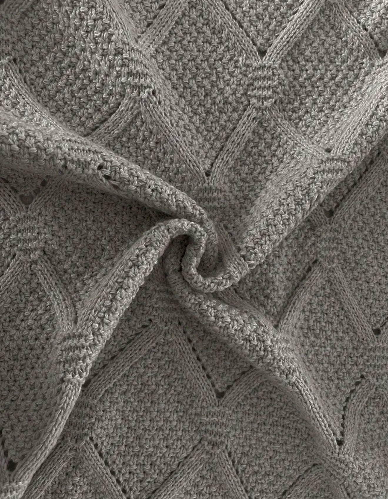 Lange Damenstrickjacke mit Kapuze und Ellenpatches
