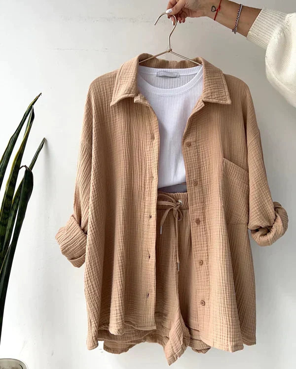 Zweiteiliges Set aus strukturierter Bluse mit Knopfleiste und Shorts