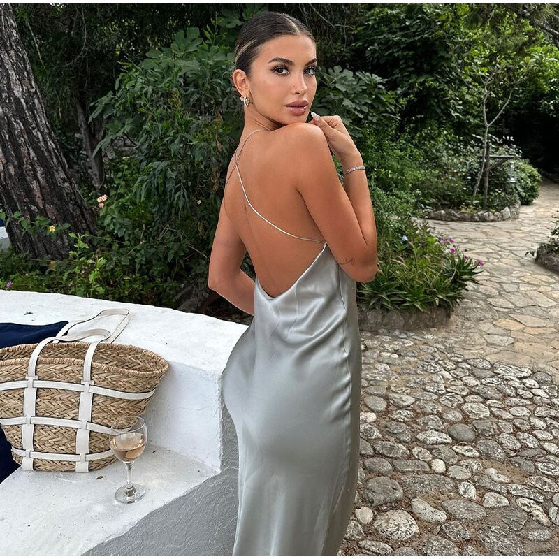 Lang geschnittenes Neckholder-Kleid mit Rückenausschnitt und glatter Oberfläche