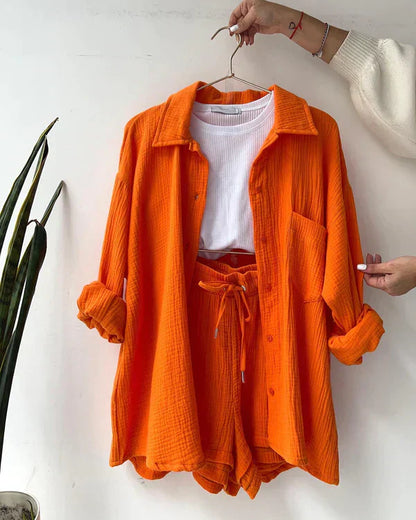 Zweiteiliges Set aus strukturierter Bluse mit Knopfleiste und Shorts
