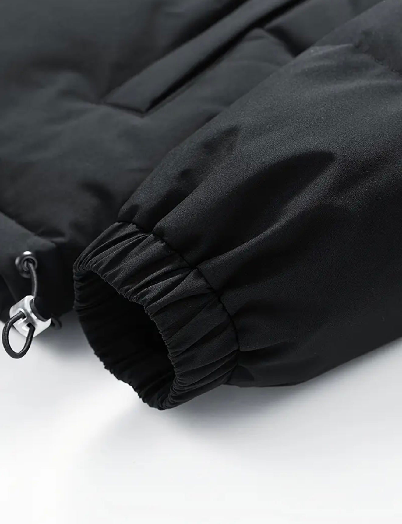 Stilvolle kurze Steppjacke für Damen mit Kapuze und Reißverschluss