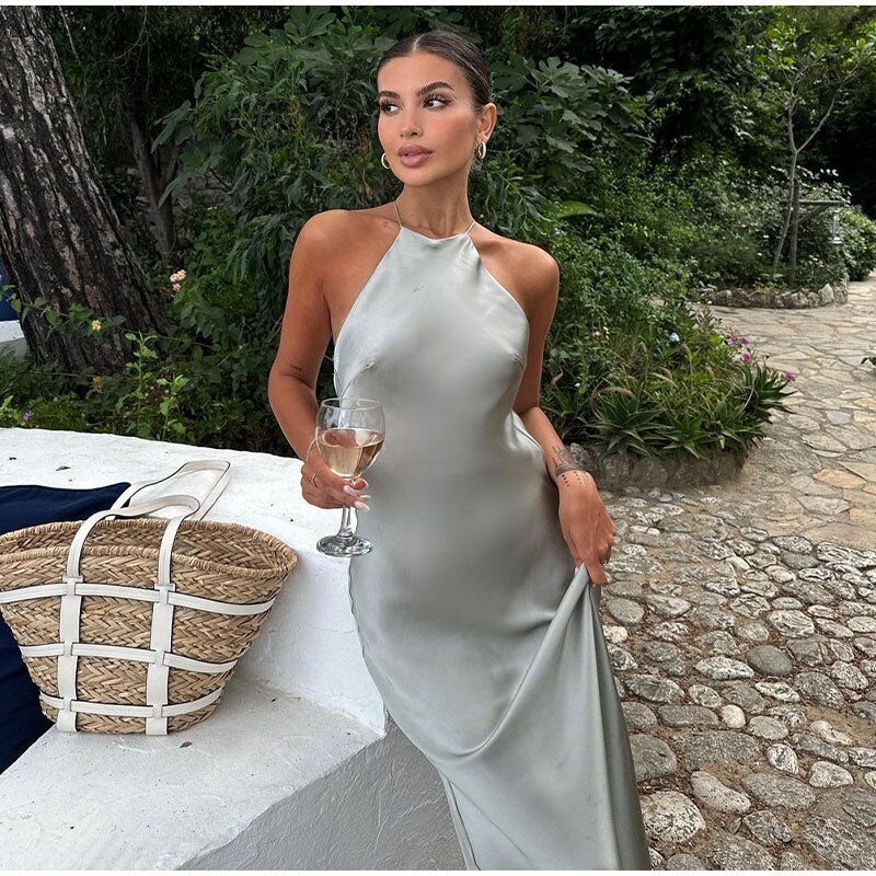 Lang geschnittenes Neckholder-Kleid mit Rückenausschnitt und glatter Oberfläche