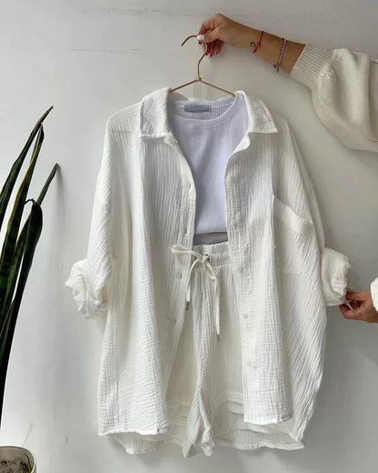 Zweiteiliges Set aus strukturierter Bluse mit Knopfleiste und Shorts