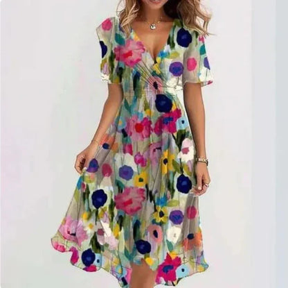 Mittellanges Kleid mit Wickeloptik, kurzen Ärmeln und Allover-Muster