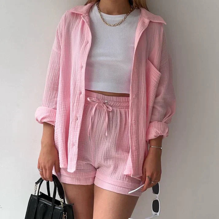Zweiteiliges Set aus strukturierter Bluse mit Knopfleiste und Shorts