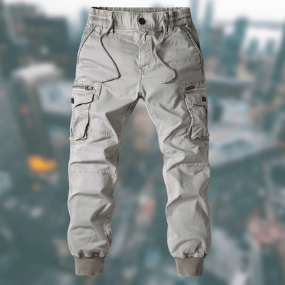 Cargohose mit Taschen und elastischen Beinabschlüssen