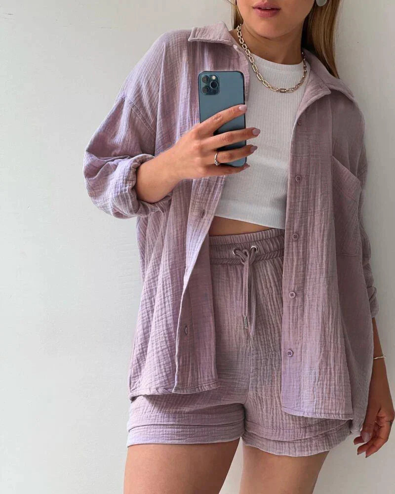 Zweiteiliges Set aus strukturierter Bluse mit Knopfleiste und Shorts