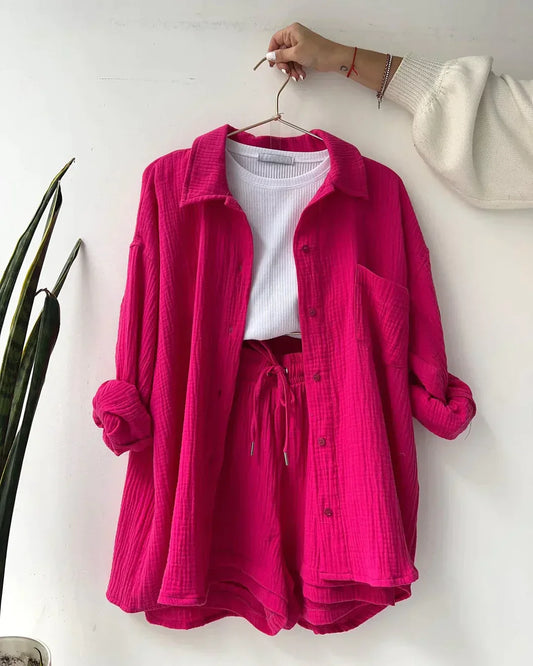 Zweiteiliges Set aus strukturierter Bluse mit Knopfleiste und Shorts