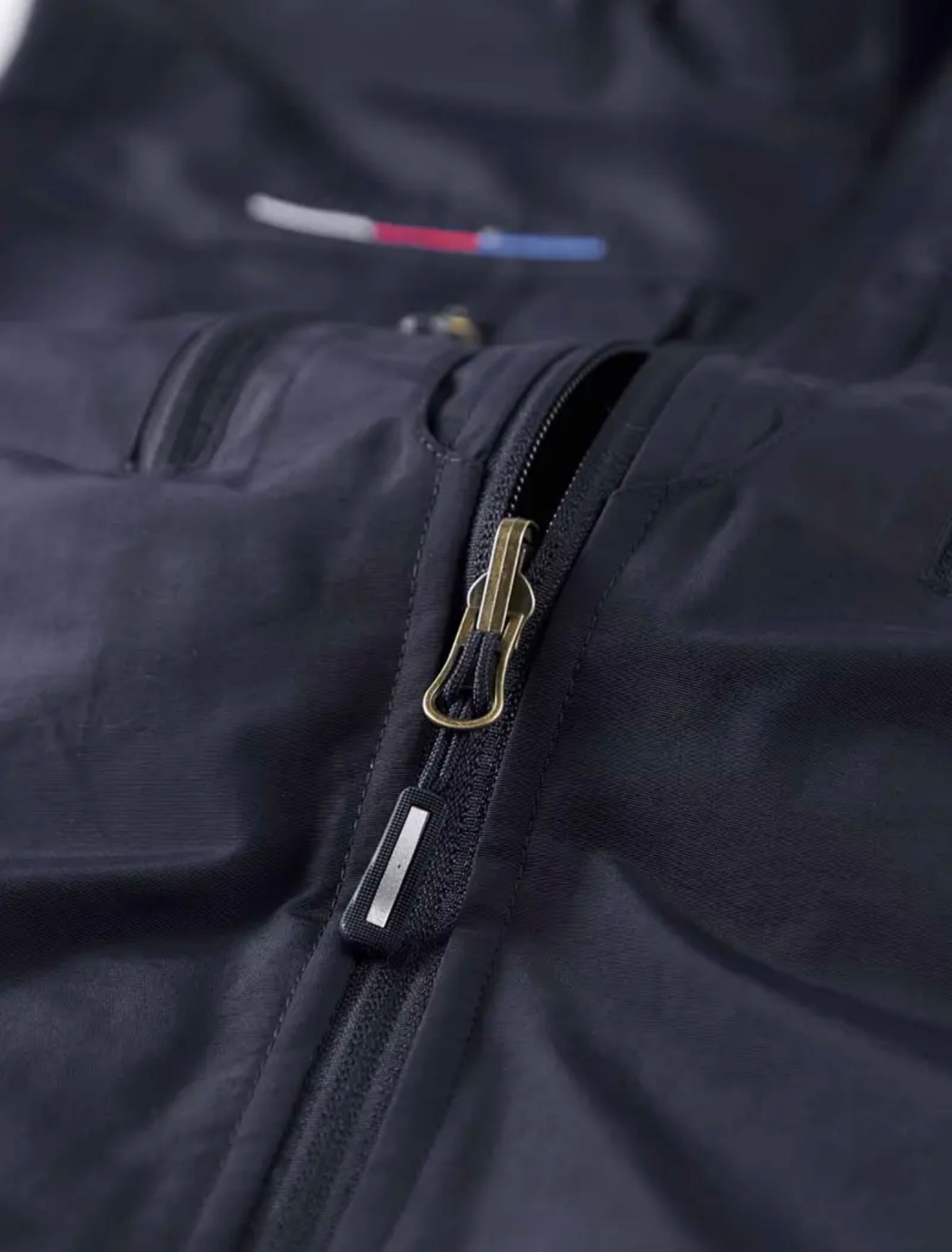 Herrenweste mit Stehkragen und Mehrfachtaschen