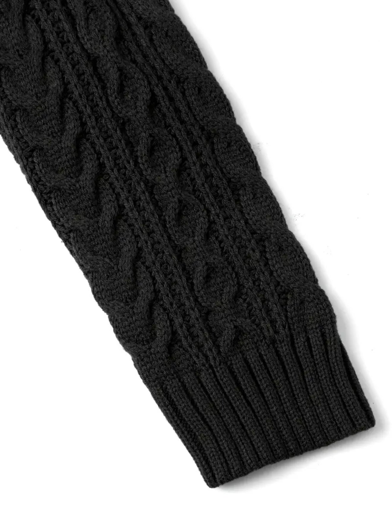 Damenstrickpullover mit Zopfmuster