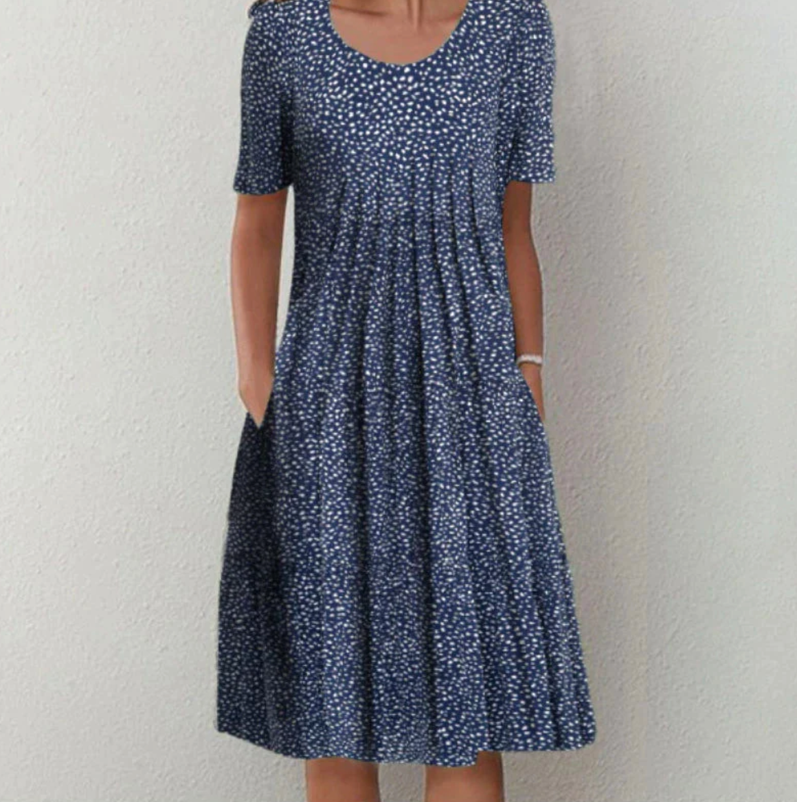 Knielanges Damenkleid mit Muster und V-Ausschnitt