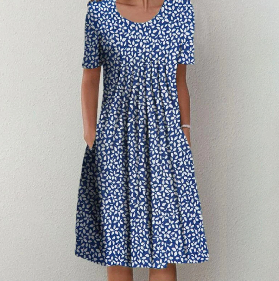 Knielanges Damenkleid mit Muster und V-Ausschnitt