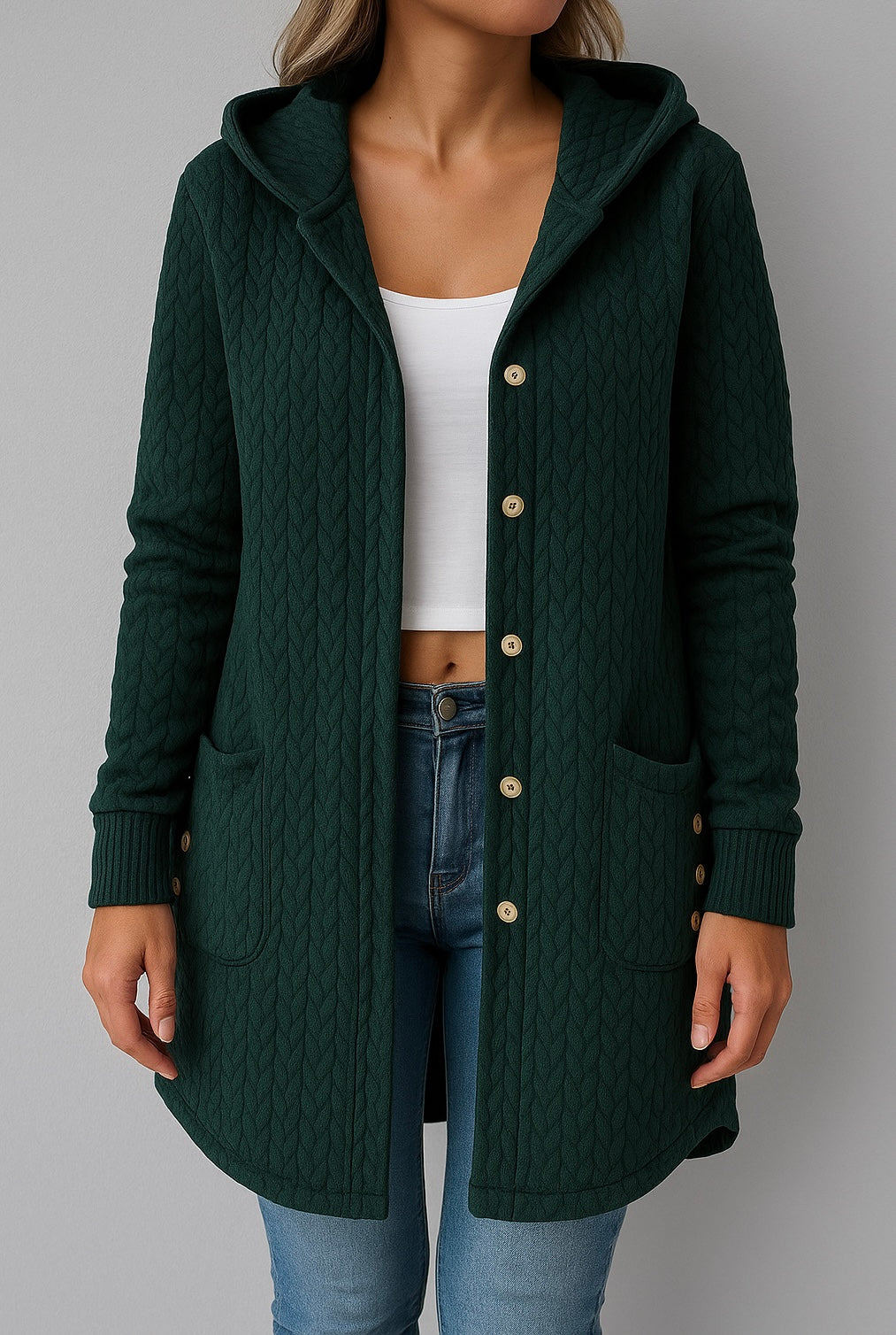 Stilvoller Strickmantel für Damen mit Kapuze und Knopfleiste