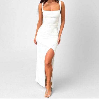 Langes Damenkleid mit schmalen Trägern und seitlichem Schlitz