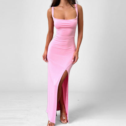 Langes Damenkleid mit schmalen Trägern und seitlichem Schlitz