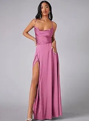 Langes Abendkleid mit Beinschlitz und schulterfreiem Design