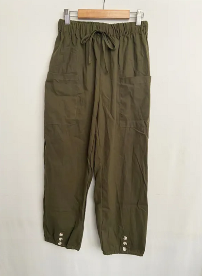 Locker geschnittene Sommer-Hose mit elastischem Bund und verstellbaren Beinabschlüssen