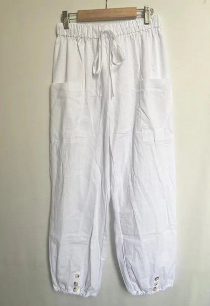 Locker geschnittene Sommer-Hose mit elastischem Bund und verstellbaren Beinabschlüssen