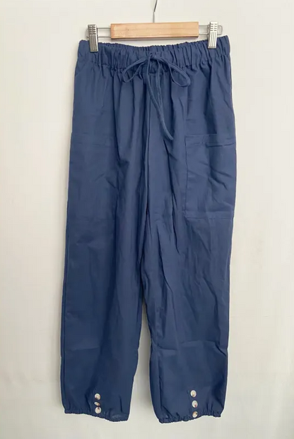 Locker geschnittene Sommer-Hose mit elastischem Bund und verstellbaren Beinabschlüssen