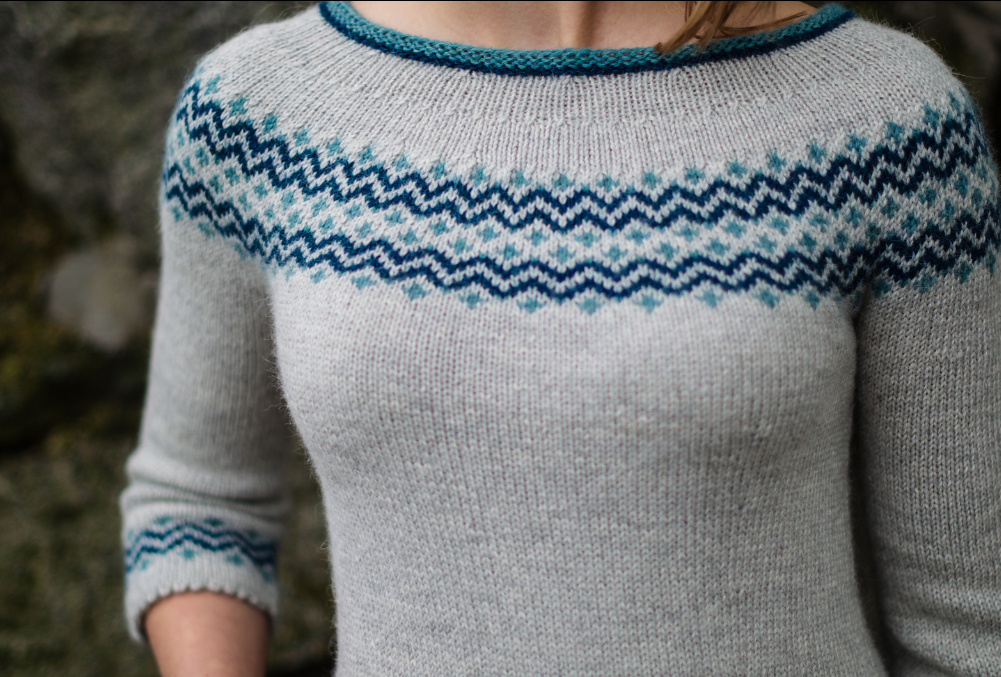 Pullover mit gestricktem Muster und kurzen Ärmeln