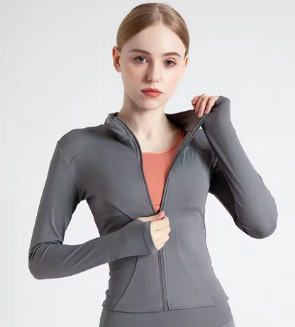 Enganliegende sportliche Jacke für Damen mit Reißverschluss und hohem Kragen