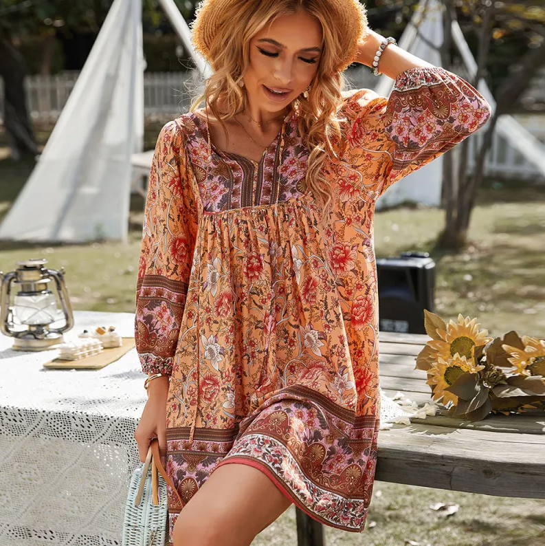 Kleid mit langem Arm und auffälligem Muster